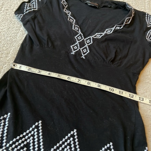 BCBGmaxazria black/white embroidered fitted short sleeve long top - Picture 10 of 11